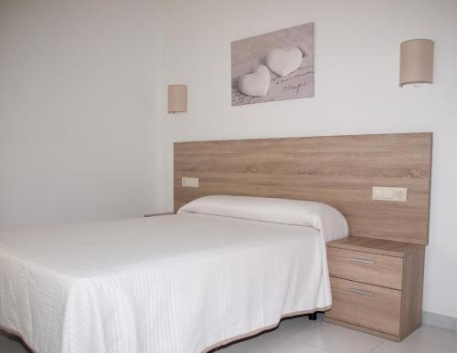 波多诺伏旁塔斯姆酒店的一间卧室设有两张床和木制床头板