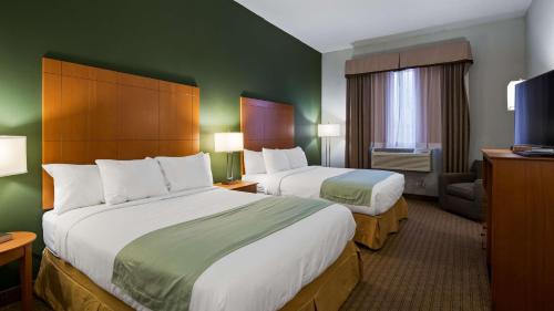 BentleyvilleBest Western Garden Inn的酒店客房设有两张床和电视。