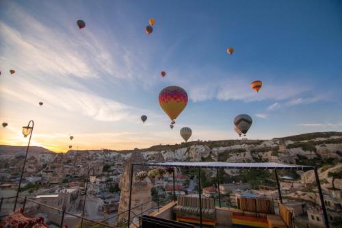 格雷梅Emit Cave Hotel的一群热气球飞越城市
