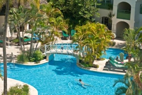 芒果湾全包酒店内部或周边泳池景观