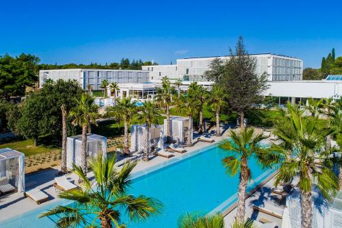 希贝尼克Amadria Park Beach Hotel Jure的享有度假村的空中景致,设有游泳池和棕榈树