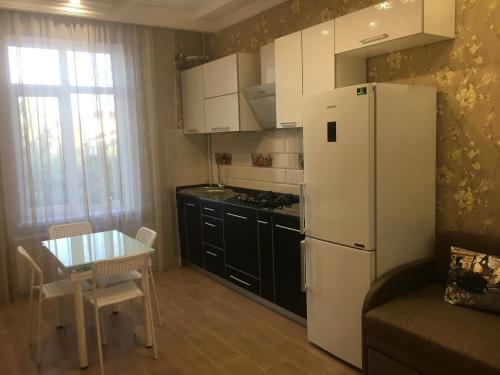 丰坦卡Rivera Apartment的厨房配有白色冰箱和桌子