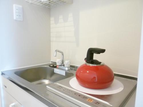 名古屋Nagoya Motoyama House D的厨房台面上的一个红茶壶