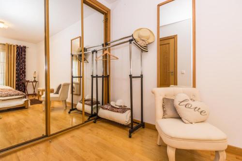 卡巴纳斯·德·塔维拉Cabanas2stay的更衣室配有镜子和椅子