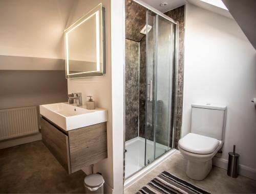本莱赫Waters Edge Holiday Apartments的浴室配有卫生间、盥洗盆和淋浴。