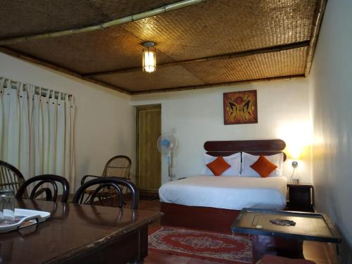 蒙纳莱茵城之家旅馆的卧室配有一张床和一张桌子及椅子