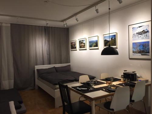 慕尼黑Apartment Schwabing/Olympic Park/BMW的一间卧室配有一张床和一张桌子及椅子