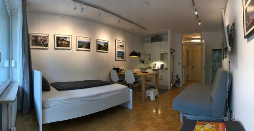 慕尼黑Apartment Schwabing/Olympic Park/BMW的带两张床和一张桌子的房间以及一间厨房