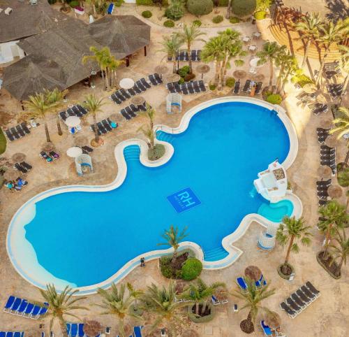 卡尔佩Hotel RH Ifach的享有度假村游泳池的顶部景致