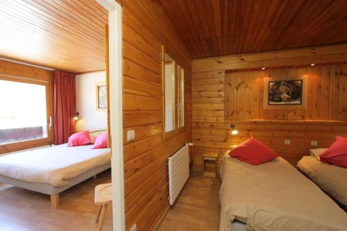 莱德萨阿尔卑斯夏尔巴酒店的小木屋内带两张床的房间