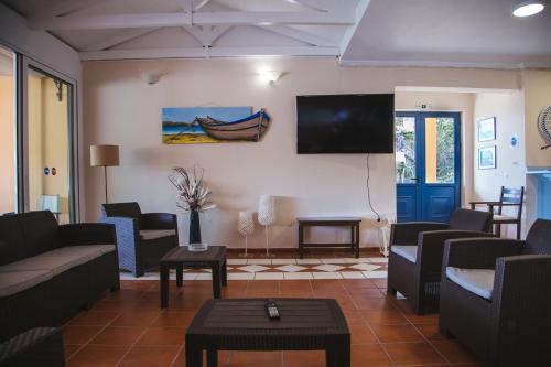 尼基亚娜Ionio Hotel的带沙发和平面电视的客厅