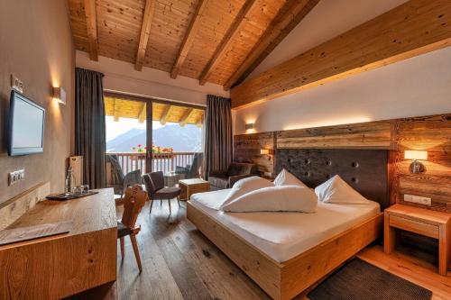 思科纳Mountain Lodge Prennanger的酒店客房设有床和客厅。