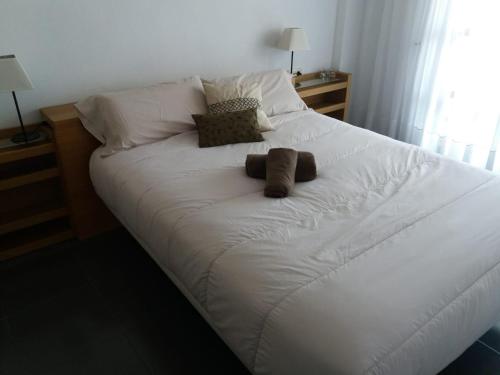 La Venteta2º Linea de Playa, Barcelona的一张带两个枕头的大白色床
