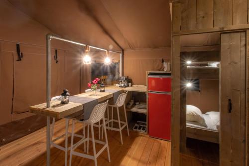 雷布尼克Lodge Holidays - Glamping Heart of Nature的客房设有桌椅和双层床。