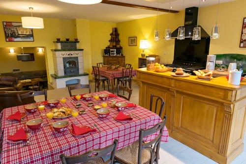 GoxwillerAu gre des chateaux的用餐室配有餐桌和食物