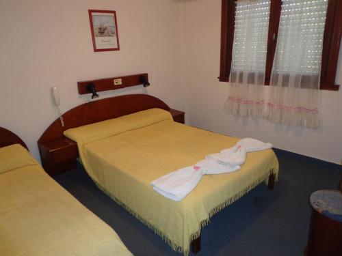 阿肖海Hotel Shelter的酒店客房设有两张床和窗户。