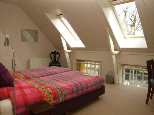 WesterveldeDe Jufferen Lunsingh的一间带一张床铺的卧室,位于带天窗的房间