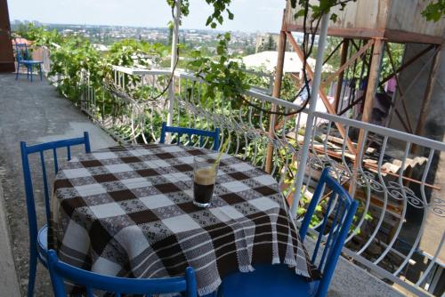 库塔伊西Friends House的阳台顶部的桌椅和饮品