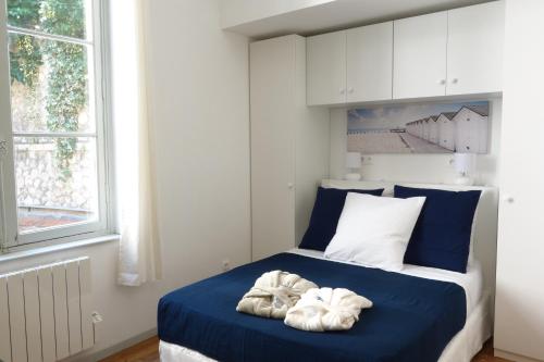 阿尔勒Arles Holiday - Le Studio Chic的一间卧室配有蓝色的床和毛巾