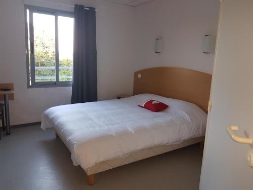 Hautefort奥佩里戈尔酒店的一间卧室配有一张红色枕头的床