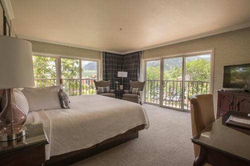 博尔德博尔德拉多酒店的一间卧室设有一张床和一个阳台