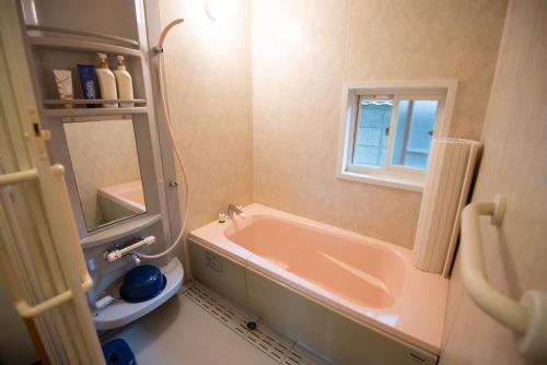 熊野市沃家池凯旅馆的带浴缸、水槽和镜子的浴室