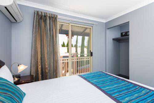 卡尔古利耶尔维顿探索服务公寓式酒店客房内的一张或多张床位
