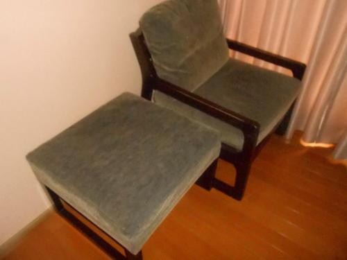 横滨山上分享旅馆的一把摇椅和一张长凳