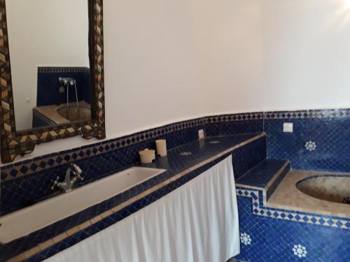 艾西拉Dar es Salam-Alta的一间带水槽和镜子的浴室