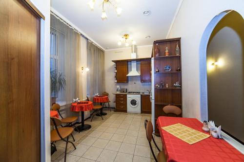 圣彼得堡Амулет на Малой Морской的厨房以及带红色桌椅的用餐室。