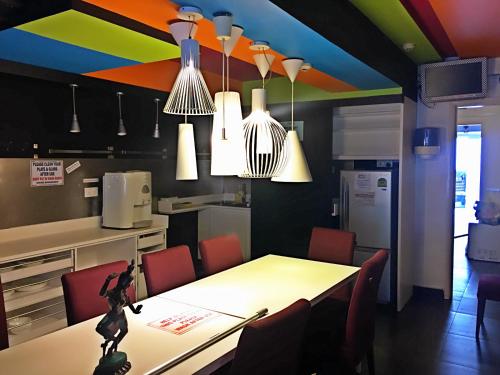 新加坡Campbell Inn的厨房配有桌子和彩虹天花板