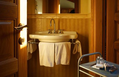 奥尔纳格伊尔博施托农家乐的浴室设有水槽和毛巾