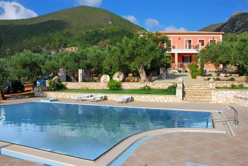 Agia Marina阿纳托利拉布莱昂酒店的房屋前的大型游泳池