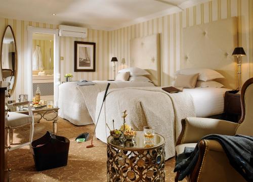 基拉尼基拉尼皇家酒店 的一间卧室配有一张大床和一张桌子