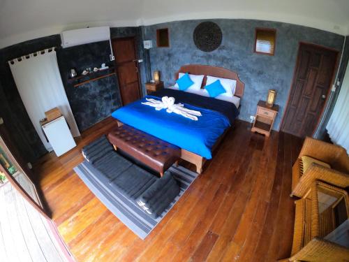 涛岛涛岛蓝天堂度假村的一间卧室配有一张床,铺有木地板