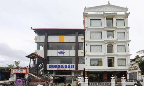 GonikoppalTreebo Trend Durga Boji Grand Gonikoppal Town的一座白色的大建筑,上面有标志