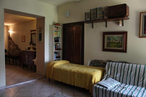佛罗伦萨La Cascianella的客厅配有沙发和椅子