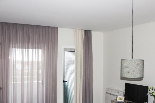 波尔图Apartamento da Lapa的一间设有窗户和吊灯的房间