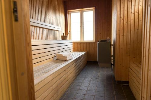 诺尔泰利耶阿特莱特酒店的浴室设有桑拿浴室、窗户和毛巾