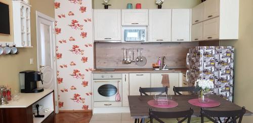 布尔加斯Florata apartment的一间带桌子和冰箱的小厨房