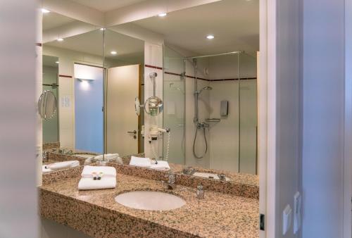 格鲁巴纳机场酒店的一间浴室
