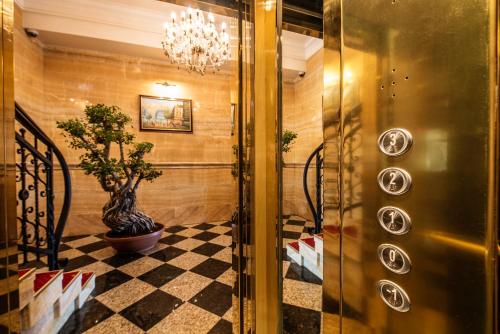 波普拉德欧罗巴酒店的 ⁇ 板上带盆栽的走廊