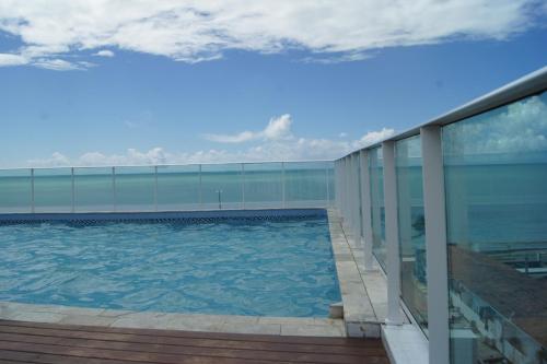 若昂佩索阿Anjos Praia Hotel的建筑物一侧的游泳池