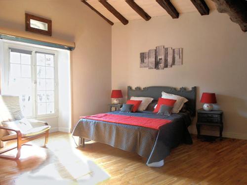 Saint-Lizierla Fadette的一间卧室设有一张床和一个大窗户