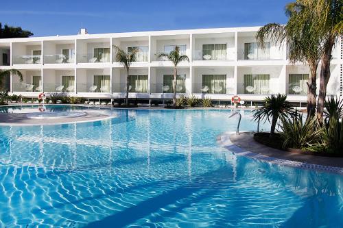 帕尔马海滩BG Caballero的酒店前方的大型游泳池