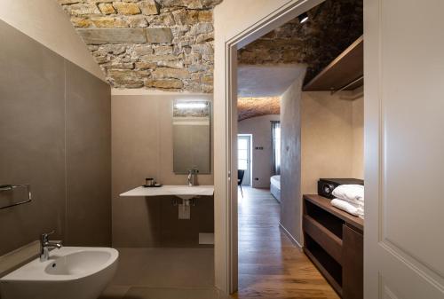 Relais San Vigilio al Castello的一间浴室