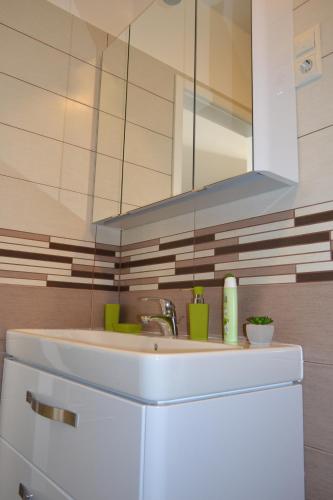 希欧福克A17 Beachapartman的一间带水槽和镜子的浴室