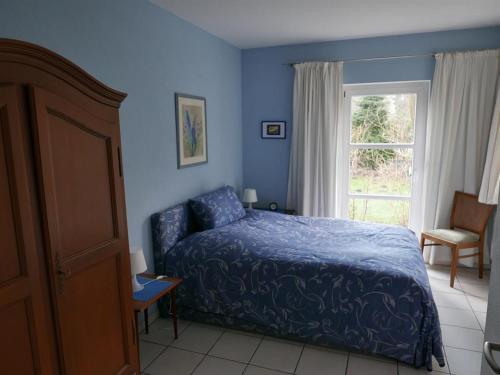 基尔Ferienwohnung Prophet的蓝色的卧室设有床和窗户