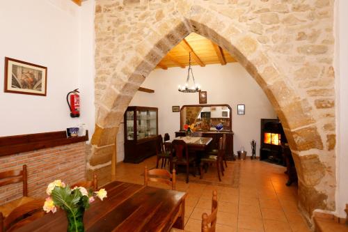 AlbocácerCa Miquelet - Turistrat的一间带拱门和桌子的用餐室