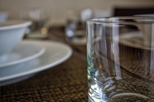 布雷亚Chase Suites Brea-Fullerton - North Orange County的坐在桌子上的一杯水
